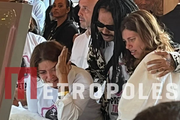 Amiga de Preta Gil, Ju de Paulla surge inconsolável durante velório no Rio - Metrópoles