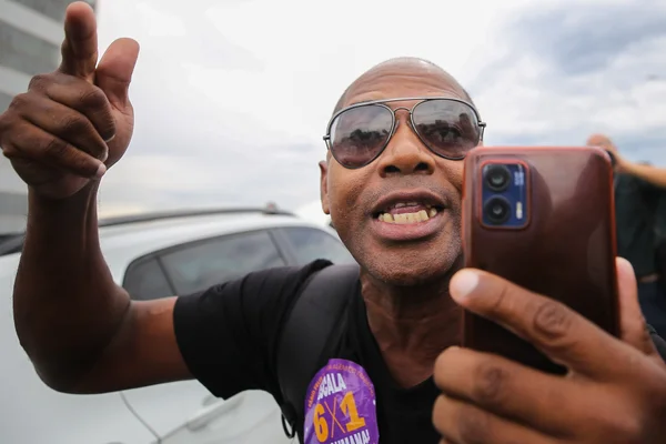 “Covarde, tem que ser preso”: homem protesta em coletiva de Bolsonaro