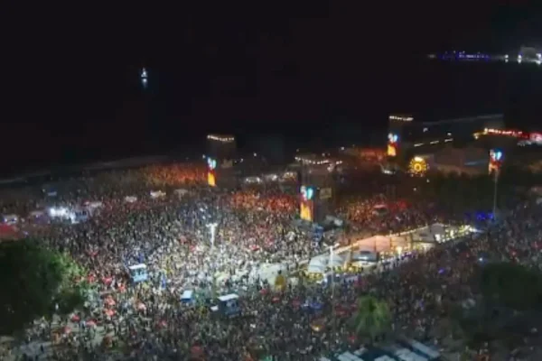 Drones mostram multidão no aguardo do megashow de Shakira em Copacabana