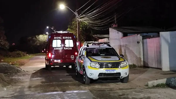 Imagem colorida de uma viatura estacionada em frente uma casa - Metrópoles