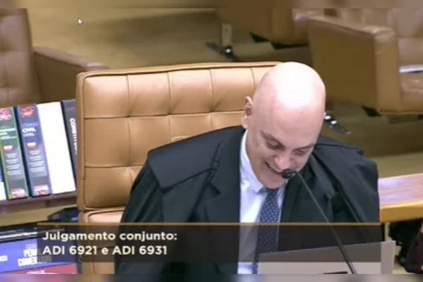 Foto mostra Ministro Alexandre de Mores rindo durante sessão do STF