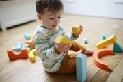 Игра — это естественный процесс развития, и ее следует поощрять с первых месяцев жизни.