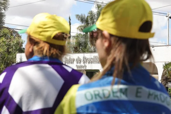 Apoiadores de Jair Bolsonaro começam a se concentrar nas proximidades do condomínio Solar de Brasília, no Jardim Botânico, onde o ex-presidente cumpre prisão domiciliar