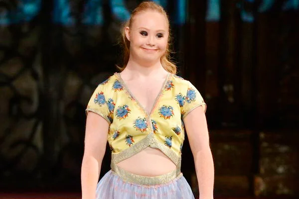Modelo com síndrome de Down desfila na semana de moda de Nova York