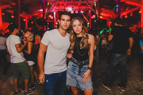 Carolina Adriano e Lucas Bittar ficam noivos em viagem no Uruguai