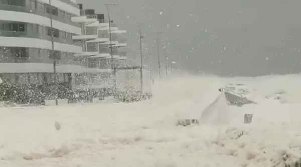 tempestade atinge orla de punta del este no uruguai