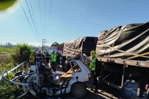 Foto colorida de carro após acidente com carreta - Metrópoles