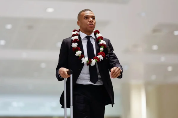 Imagem colorida de Kylian Mbappé chegando no Catar - Metrópoles