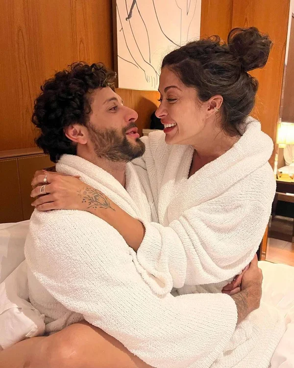 Jesus Luz e Aline Campos posam juntos para anunciar a gravidez - Metrópoes