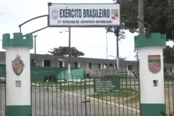 Imagem colorida mostra fachada do quartel do Exército onde militar atirou na perna de colega - Metrópoles