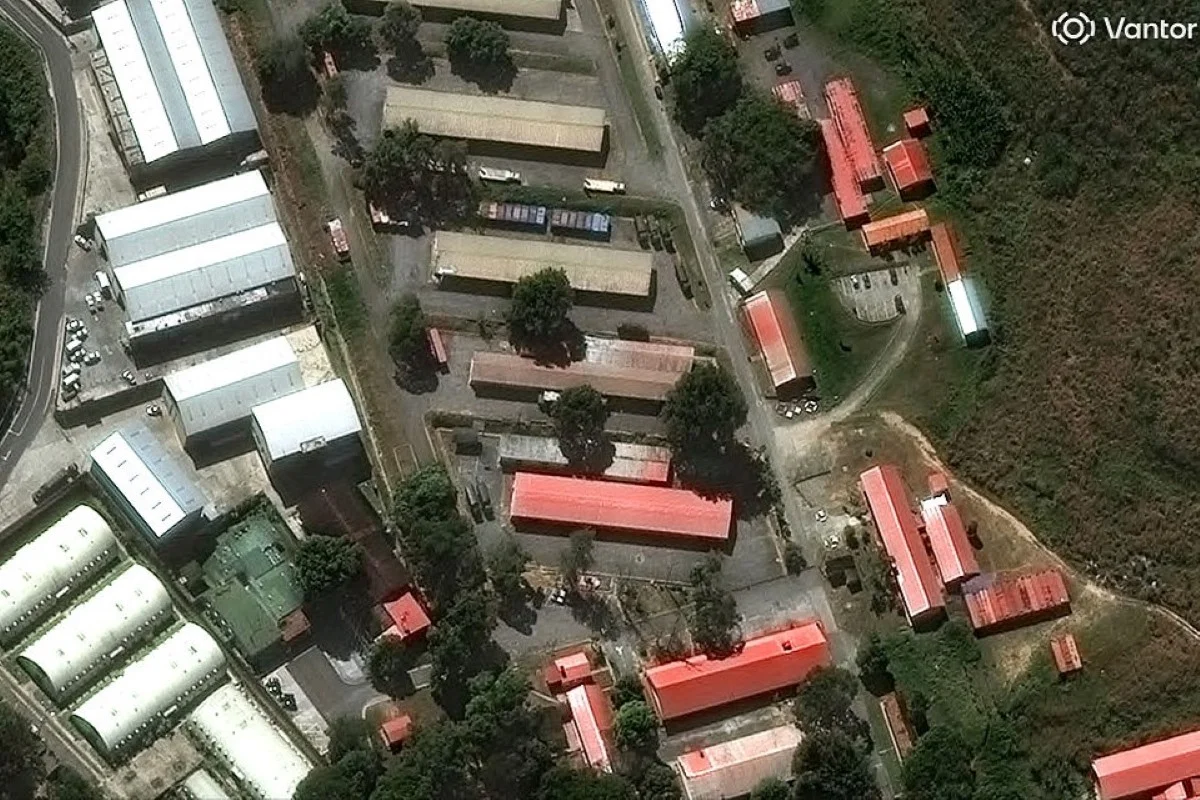 Imagem de satélite da Vantor mostra uma visão geral dos edifícios e equipamentos militares no complexo militar de Fuerte Tiuna, em Caracas, antes dos ataques Imagem de satélite da Vantor mostra uma visão geral dos edifícios e equipamentos militares no complexo militar de Fuerte Tiuna, em Caracas, antes dos ataques
