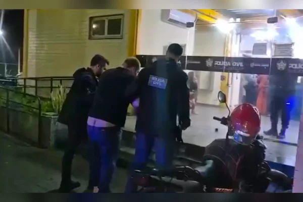 Falso veterinário é preso enquanto fazia cirurgia em gato no Rio