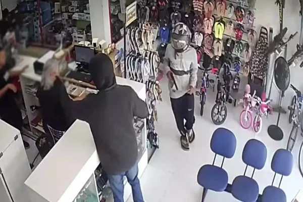 Trecho da câmera de segurança da loja roubada por filho de guarda municipal - Metrópoles