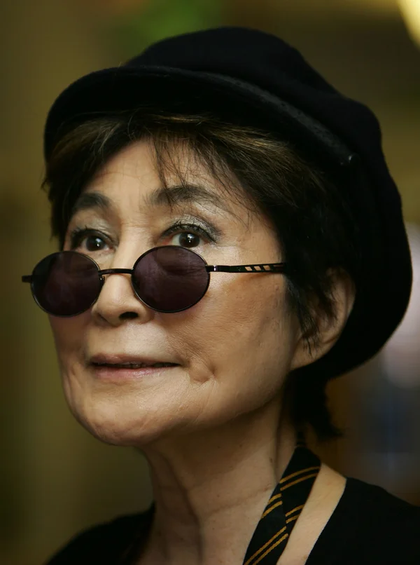 Yoko Ono deixa hospital depois de ser internada com sintomas fortes de gripe