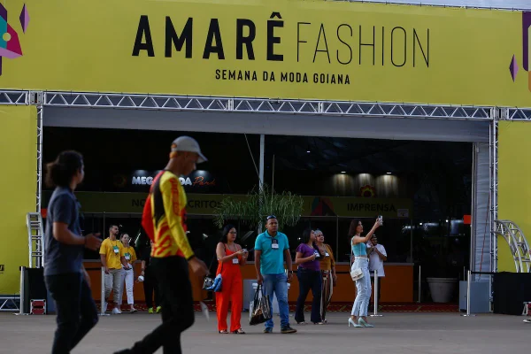 Na imagem com cor, foto do evento Amarê Fashion - Metrópoles