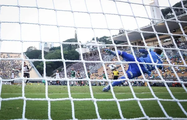 Prass defende pênalti, Dudu marca e Palmeiras bate o Corinthians