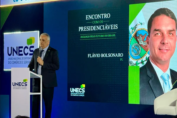 O candidato a vice-presidente na chapa de Flávio Bolsonaro, Alfredo Gaspar, discursa em evento da União Nacional de Entidades do Comércio e Serviços