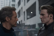Robert Downey Jr. como Homem de Ferro e Chris Evans como Capitão América