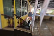 Imóvel de dois andares funcionava como pousada clandestina, com recepção e quartos individualizados para hóspedes Imóvel de dois andares funcionava como pousada clandestina, com recepção e quartos individualizados para hóspedes