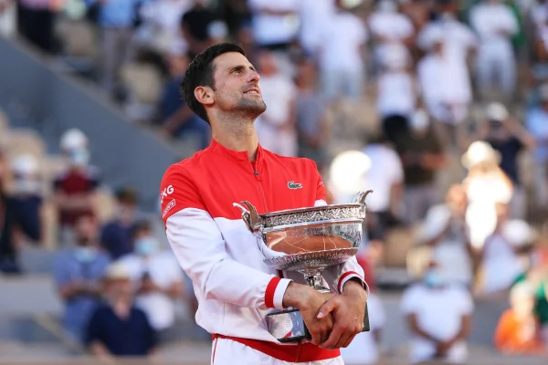 Djokovic vence Roland Garros com virada espetacular contra Tsitsipas