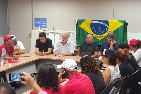 Lideranças petistas querem adiar cumprimento da ordem de prisão
