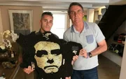 Obra traz o rosto de Bolsonaro desenhado com cartuchos de munições Obra traz o rosto de Bolsonaro desenhado com cartuchos de munições