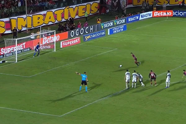 O Vitória goleou o Coritiba pela 14ª rodada do Brasileirão