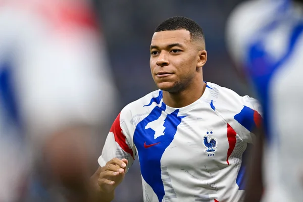Real Madrid prepara investida bilionária por Mbappé, diz jornal