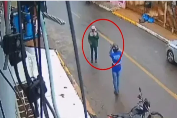 Imagem colorida de homem sendo baleado - Metrópoles
