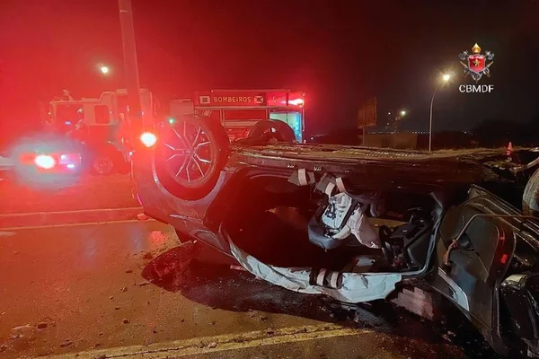 Motorista fica preso nas ferragens após carro bater e capotar no DF
