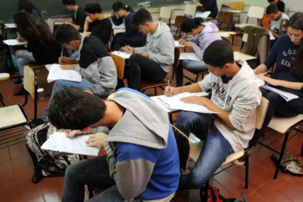Estudantes fazem Enem