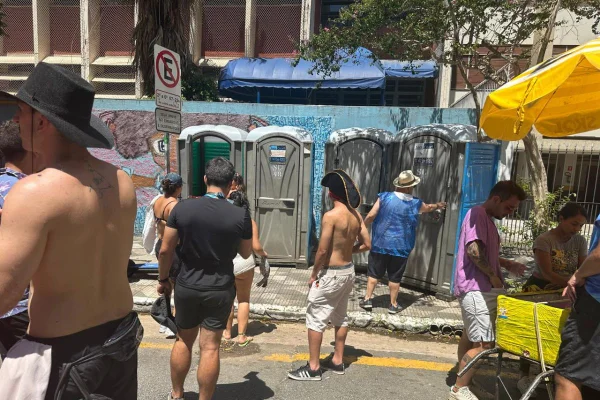 Carnaval em SP: foliões reclamam de falta de banheiros nos blocos
