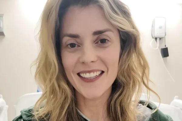Imagem colorida mostra Grace Helbig - Metrópoles