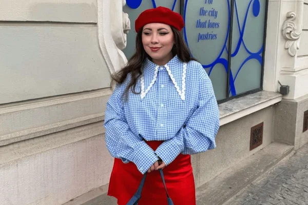 foto com cor. Visual composto por diferentes tonalidades de azul e vermelho - metrópoles