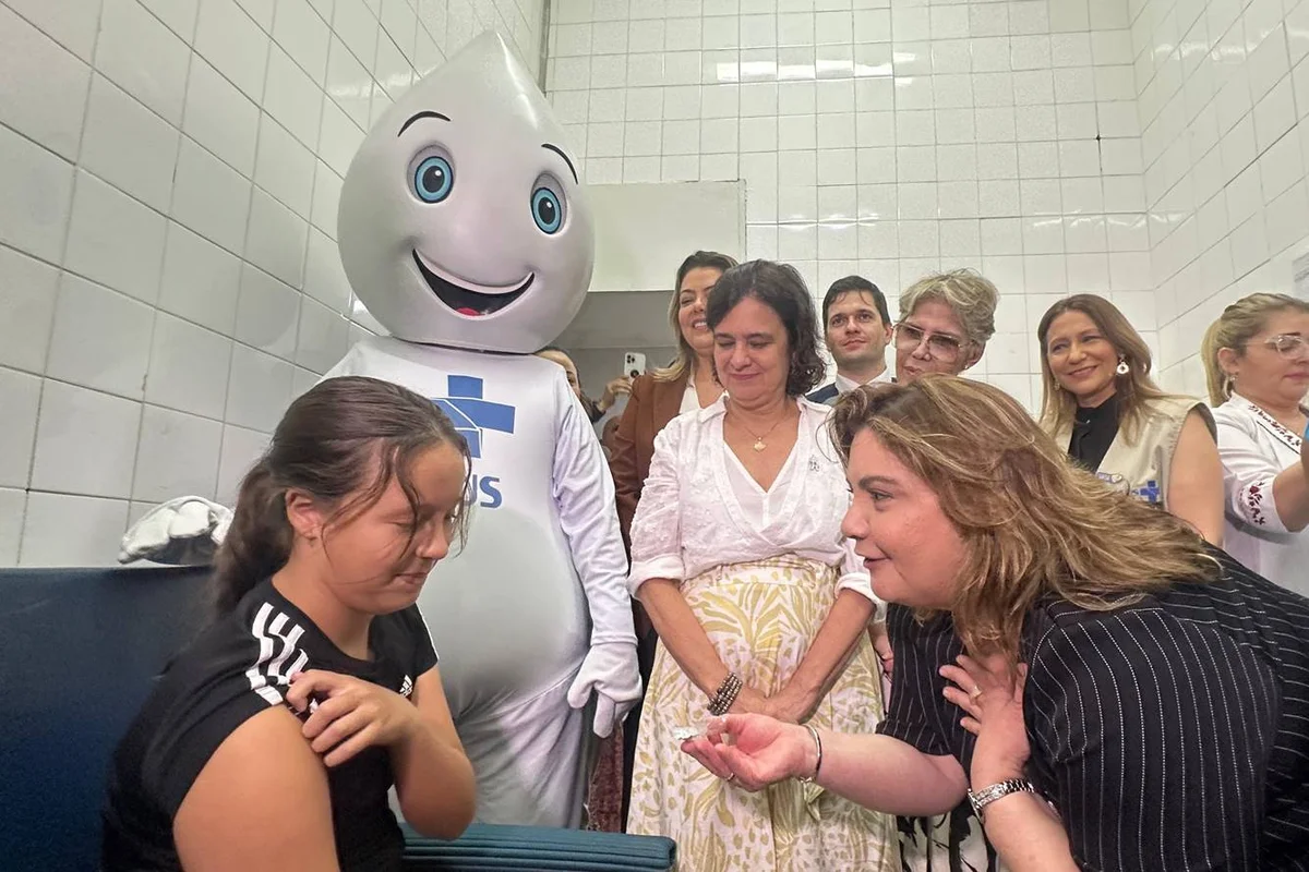 A ministra da Saúde, Nísia Trindade, e a secretaria de Saúde do Distrito Federal, Lucilene Maria Florêncio de Queiroz, acompanham a vacinação na Unidade Básica de Saúde nº 1 do Cruzeiro A ministra da Saúde, Nísia Trindade, e a secretaria de Saúde do Distrito Federal, Lucilene Maria Florêncio de Queiroz, acompanham a vacinação na Unidade Básica de Saúde nº 1 do Cruzeiro