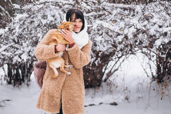 Falar com cão usando voz infantil estreita laço entre tutor e pet