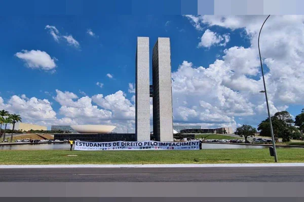 Estudantes pedem impeachment de Bolsonaro