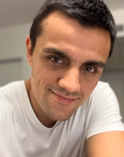 Felipe Simas posa sorridente