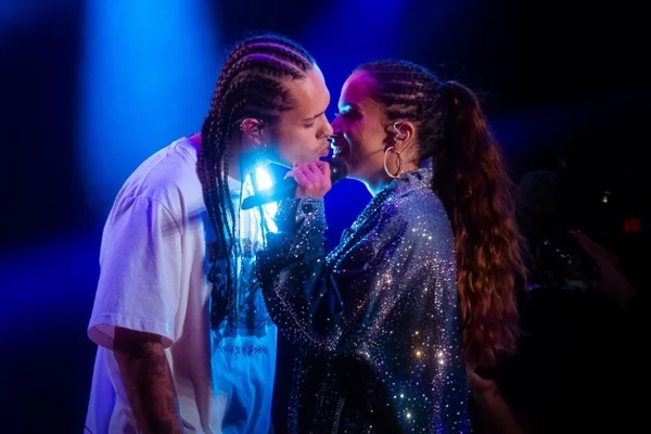 Vídeo. Anitta beija Vitão e sai envergonhada do palco