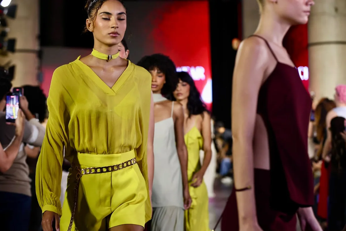 Metrópoles Catwalk encerra 3ª edição com Negra Li na passarela - imagem 9 Metrópoles Catwalk encerra 3ª edição com Negra Li na passarela - imagem 9