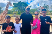 Mumuzinho com os filhos e a esposa em viagem