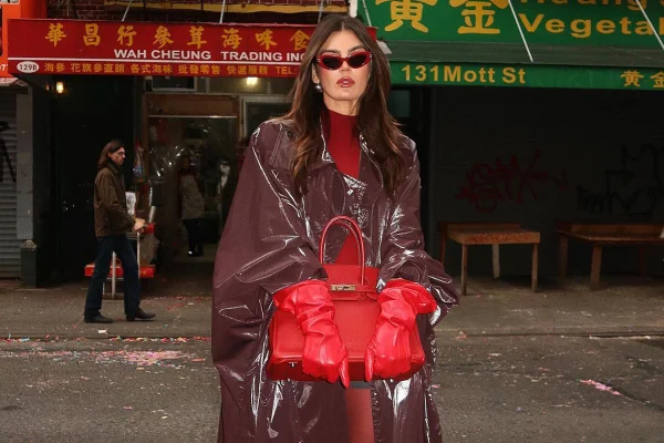 Na imagem com cor, uma influenciadora de moda com roupas vermelhas que remetem à tendência cherry girls - Metrópoles
