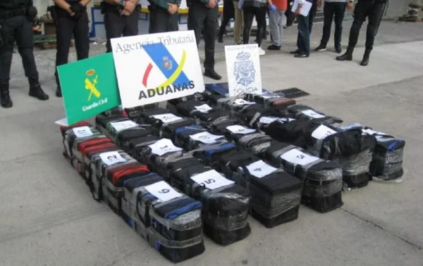 Cocaína foi encontrada em malas dentro da embarcação brasileira