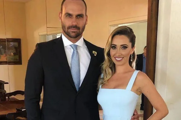 Imagem colorida de Eduardo Bolsonaro e esposa - Metrópoles