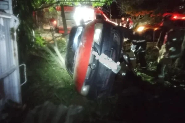 Homem é preso após capotamento de carro furtado em Juiz de Fora (MG)