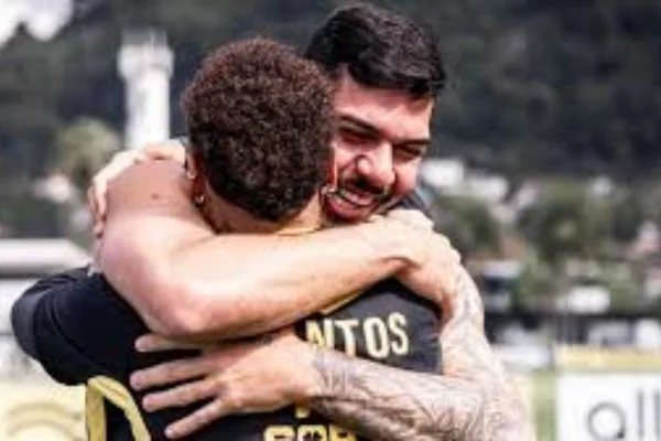 Imagem colorida do abraço entre João Paulo e Neymar