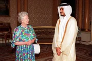 Jassim bin Hamad era o príncipe-herdeiro do Catar, mas preferiu abdicar do posto. Na foto, ele conversa com a falecida rainha Elizabeth Jassim bin Hamad era o príncipe-herdeiro do Catar, mas preferiu abdicar do posto. Na foto, ele conversa com a falecida rainha Elizabeth