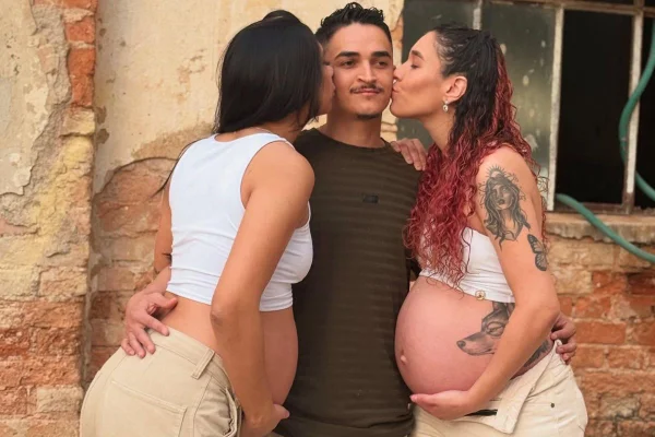 Thaliny, Philippe e Júlia, de Salto (SP), são um trisal há 5 anos. As duas meninas, de 24 e 26 anos, engravidaram com 2 meses de diferença - Metrópoles