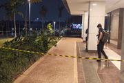 Corpo de Bombeiros e Polícia Militar preservam o local do acidente no edifício de seis andares
