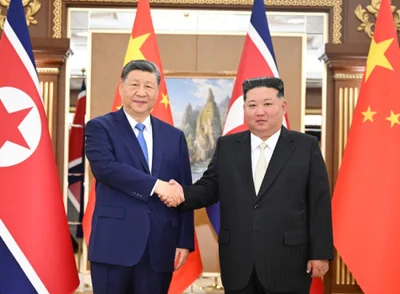 imagem colorida mostra Xi Jinping e Kim Jong-un - Metrópoles